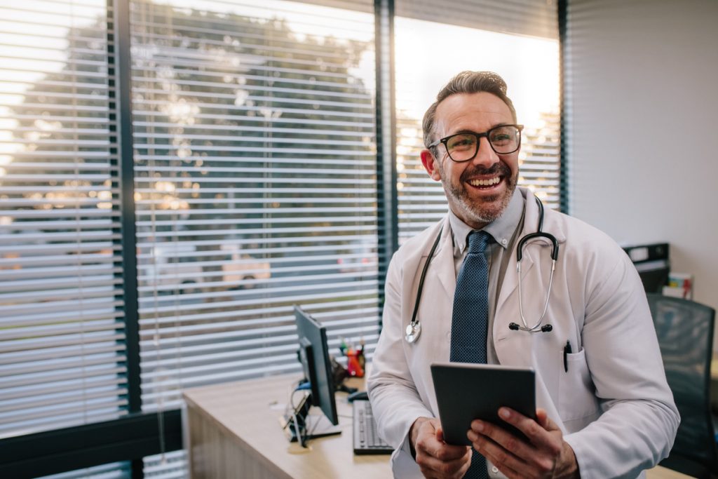 Médico com tablet nas mãos no artigo "Médico empreendedor"