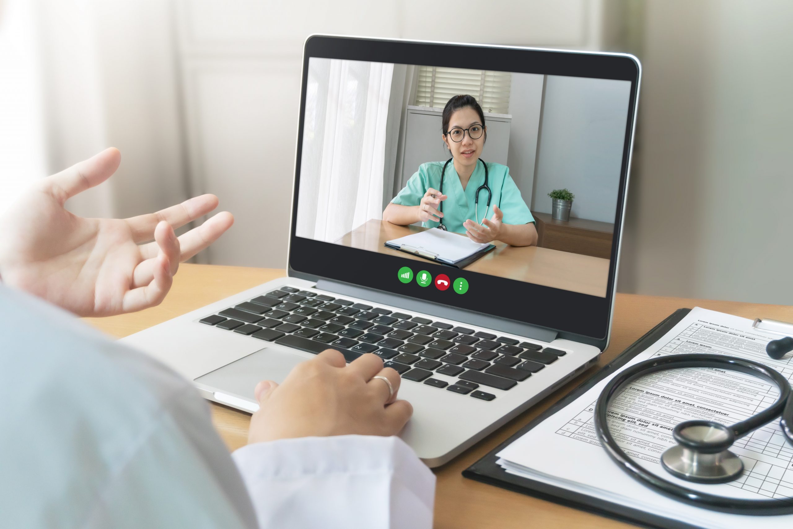 médica e enfermeira trabalham online por videoconferência