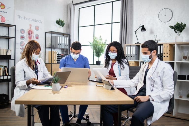 Ergonomia no trabalho: o que é, tipos e ações preventivas para profissionais da saúde